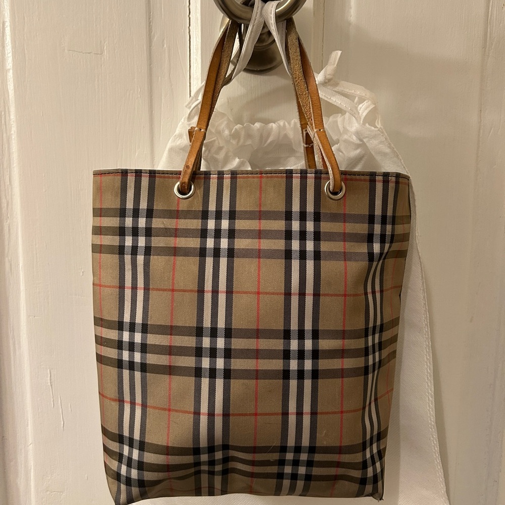 Burberry London nylon tote
Approx. 10.5x9x3.5
Cute for on the go
Made in Italy - Picture 1 of 12